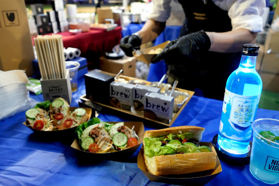越前蟹法式麵包、青森縣青森蒜子雞、海膽扇貝蛋黃醬及日式醃沙丁魚法式多士，佐以特式cocktails - 北海道冰川檸檬利口酒等等，美酒美食滿足味蕾。